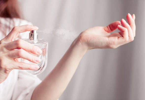 elegant fragrances, subtle perfume, sophisticated scent, lightweight perfume, refined floral fragrance, understated perfume, luxury fragrance, long-lasting elegance, minimalist perfume scent, elegant perfume ideas